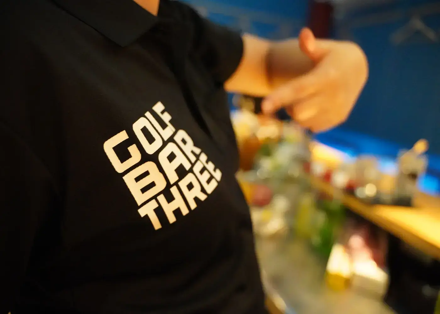 GOLF BAR THREE のユニフォームを着たスタッフ